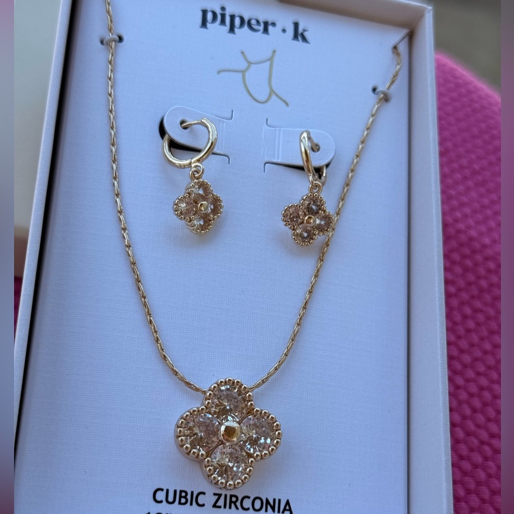 โจ Piper K Gold Flower Jewelry Set โ Cubic Zirconia Necklace & Earrings โจ - Picture 7 of 9